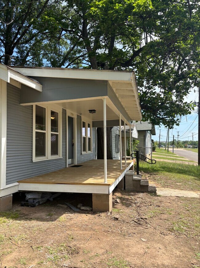 Building Photo - 2134 Queens Hwy