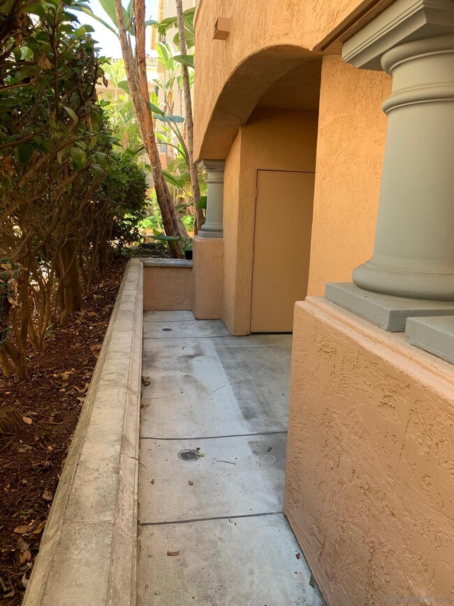 Building Photo - 640 Camino De La Reina
