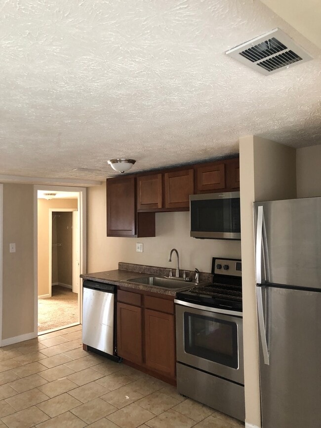Building Photo - 3 bedroom 3 bath home!