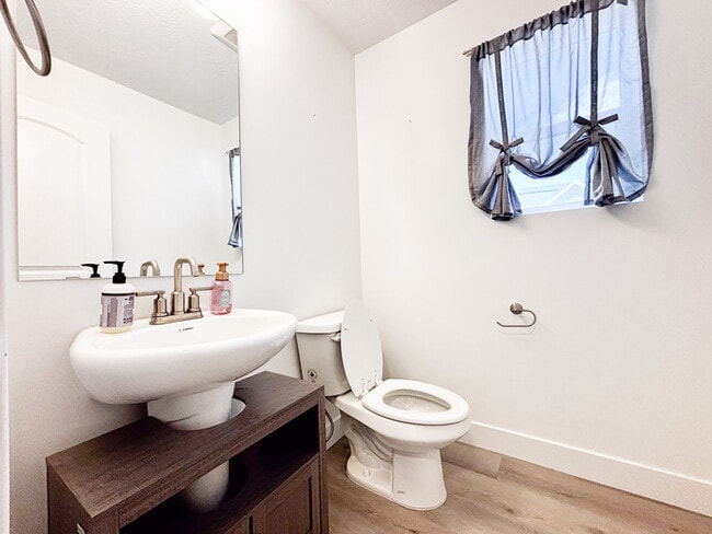 Building Photo - Newer Herriman Home - Open Floor Plan - Gr...