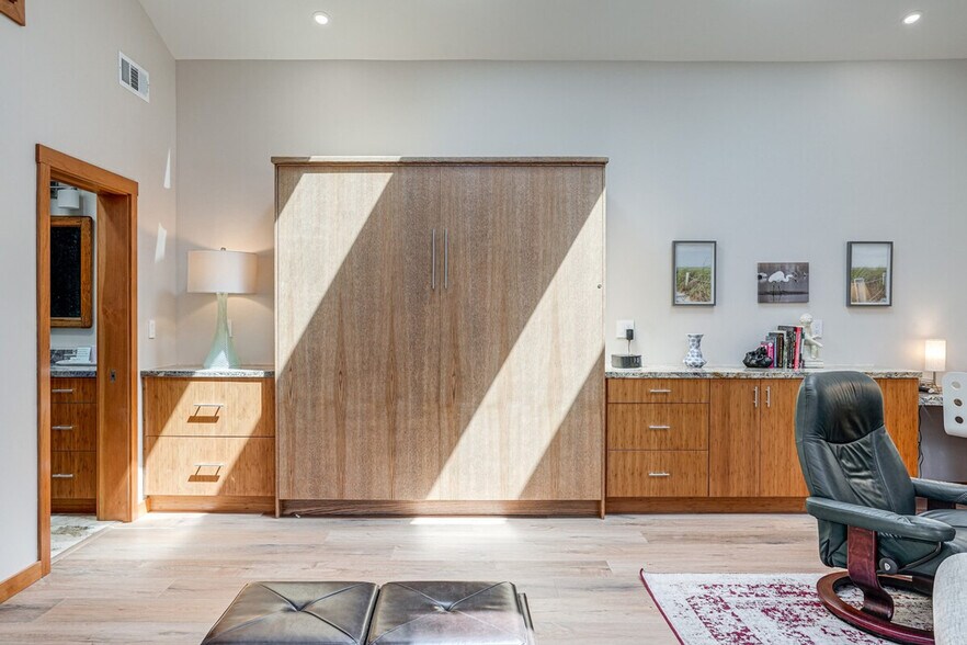 Building Photo - 2820 Van Buren St