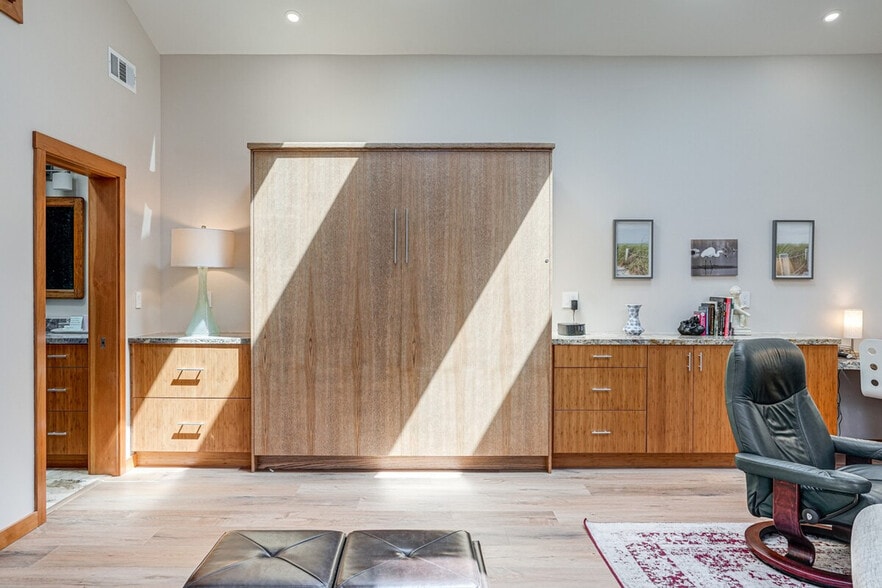 Building Photo - 2822 Van Buren St