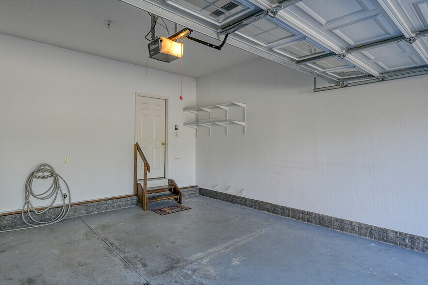 Building Photo - 5845 Crescent Ridge Dr