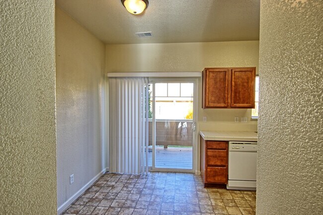 Building Photo - Updated Condo in North Reno