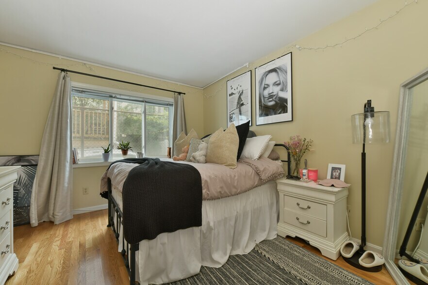 Building Photo - 335 W 4th St