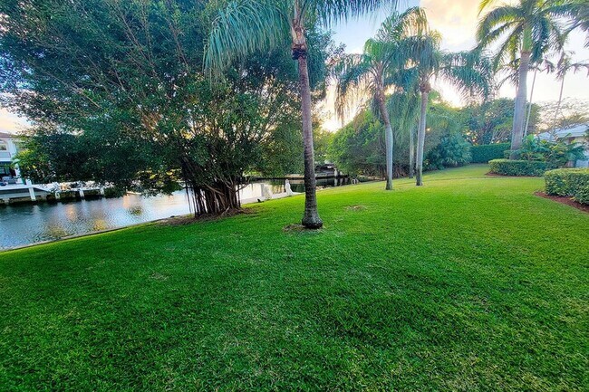 Building Photo - 300 E Coconut Palm Rd