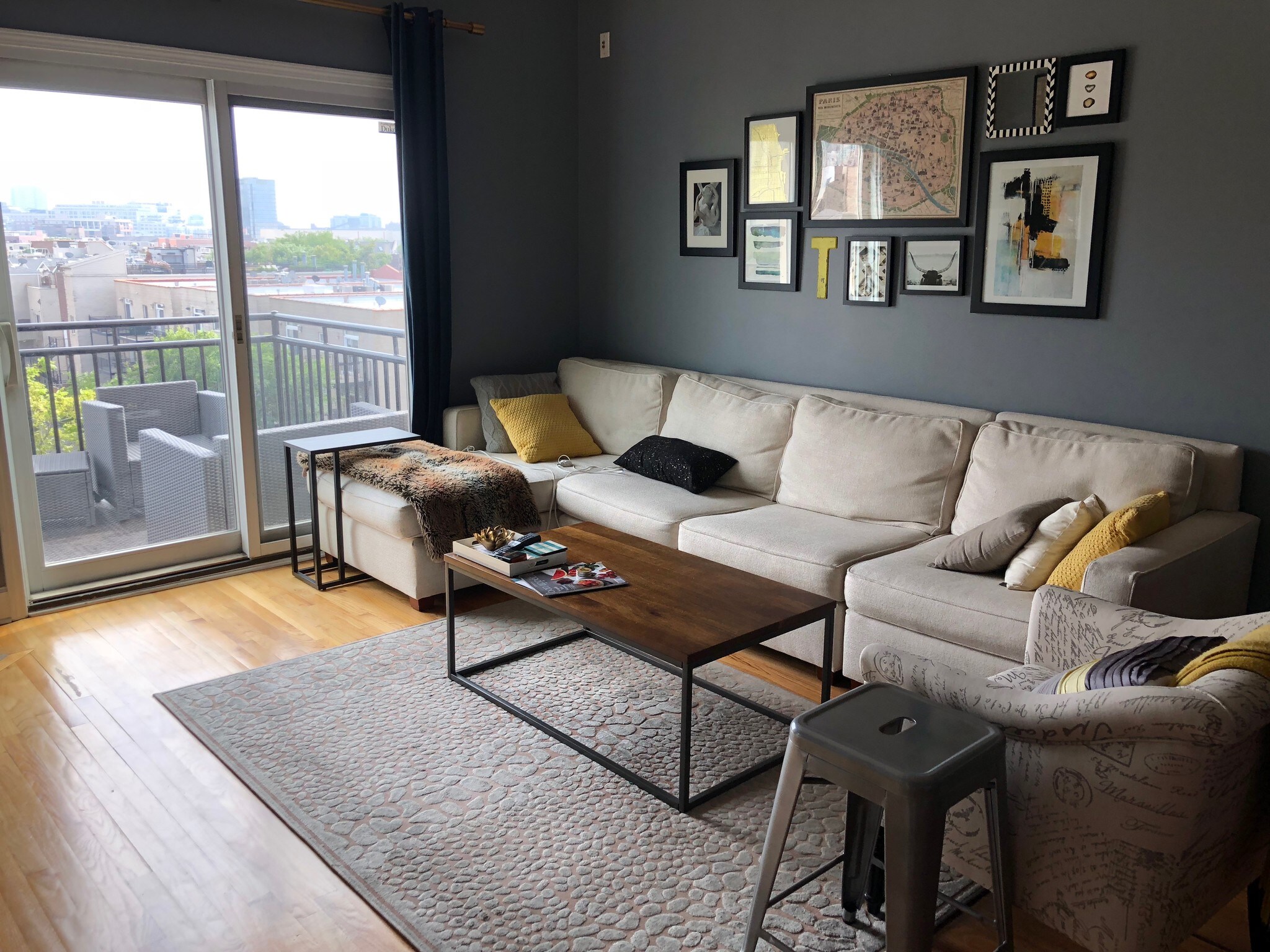 Spacious living area - 437 W North Ave