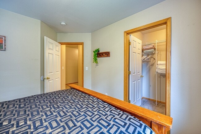 Building Photo - Fully Furnished Running Y Townhouse