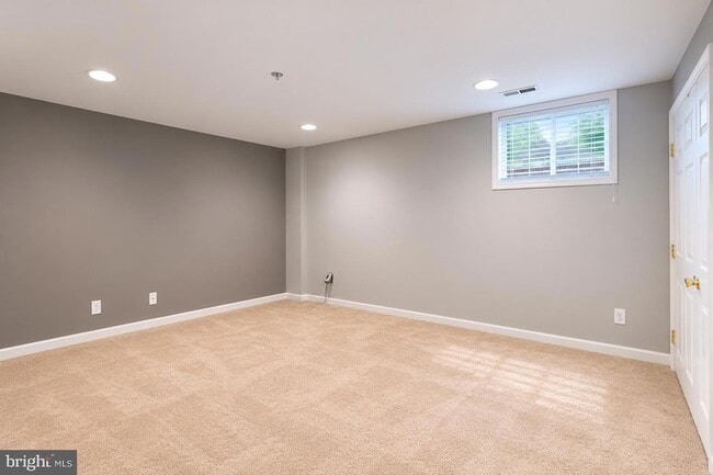 Building Photo - 638 Villager Cir