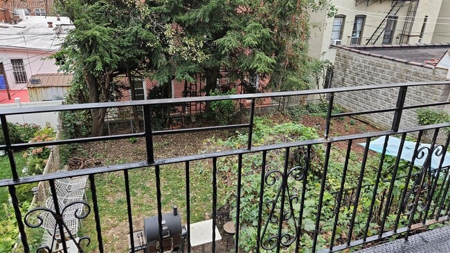 Building Photo - 25-31-31 42nd St