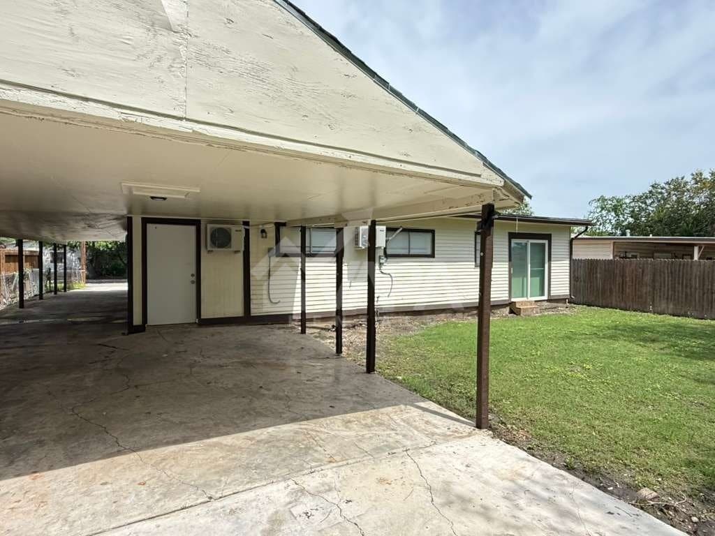 Building Photo - 411 Yolanda Dr
