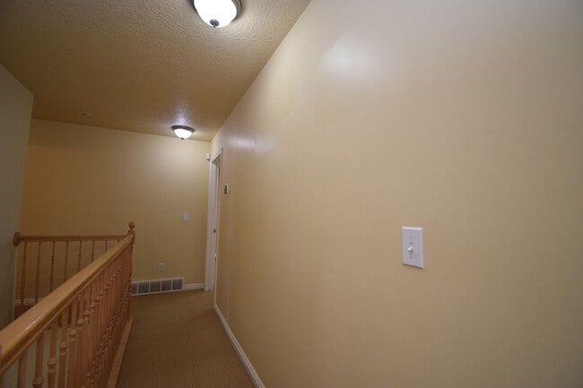 Building Photo - Charming Lakeview 3 Bed Home Near Schools & Churches!!