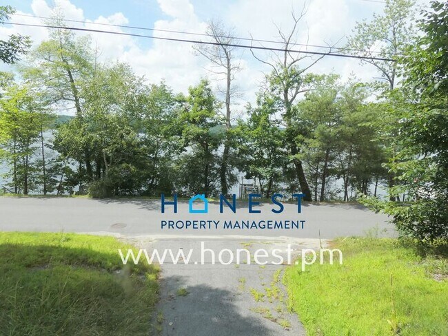 Building Photo - 523 Memorial Dr