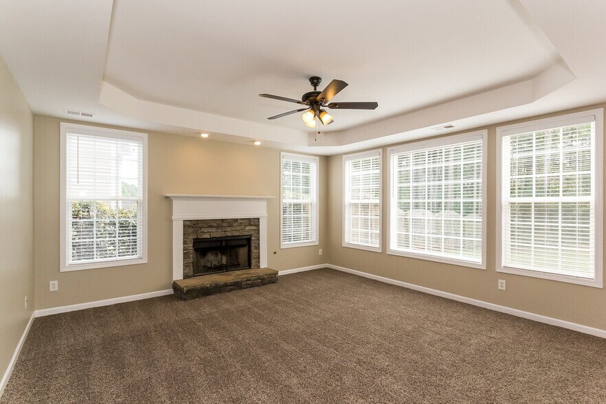 Building Photo - 83 Oak Park Square