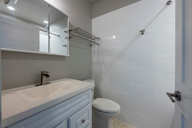 Building Photo - 1254 N Hoyne Ave