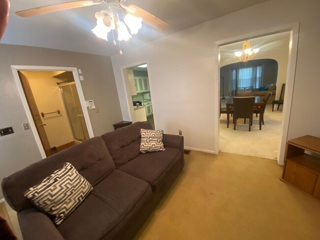 Building Photo - 3 Bed 2 Bath