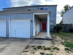 Building Photo - Updated 3 bedroom 1.5 bath duplex!