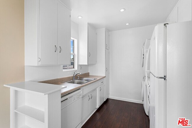 Building Photo - 5961 Chula Vista Way