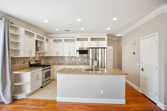 Building Photo - Southwest Pool Home With First Floor Bed And Bath