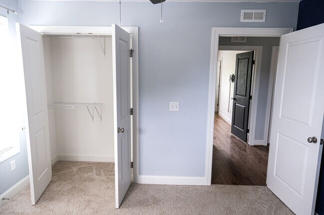 Building Photo - 3 Bedroom, 2.5 Bath in Prime Location! Law...