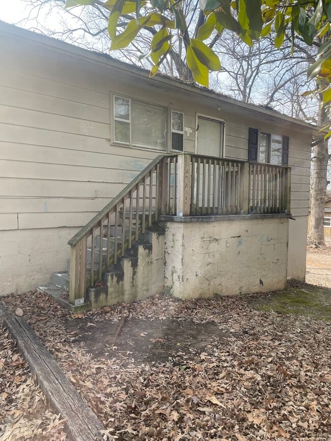 Building Photo - Knoxville 37917 - 2 Bedroom, 1 bath apartment - Contact Lisa Vineyard and Shannon Russell (865) 2...