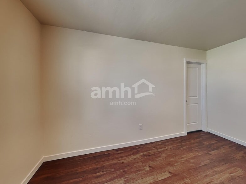 Building Photo - 1496 N Garnet Creek Ave