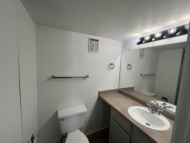 Building Photo - 2 bed 2 bath Condo W/D in Unit - $500 off first months rent!