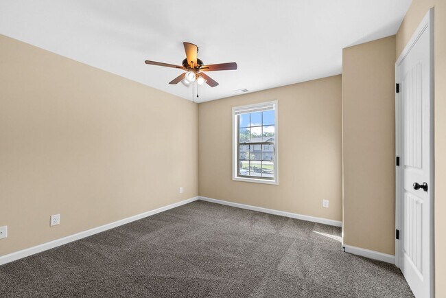 Building Photo - 161 Center Pointe Dr