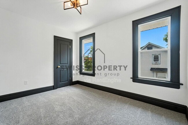 Building Photo - 887 E Livingston Ave