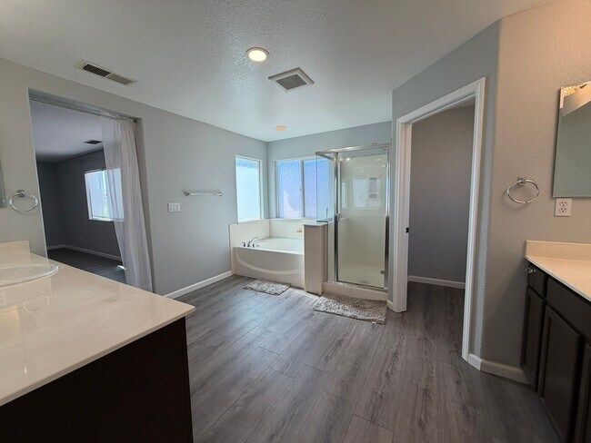 Building Photo - AVAILABLE NOW! LEASE TODAY! 4 Bedroom 3 Bath Elk Grove Home with Bonus Room!