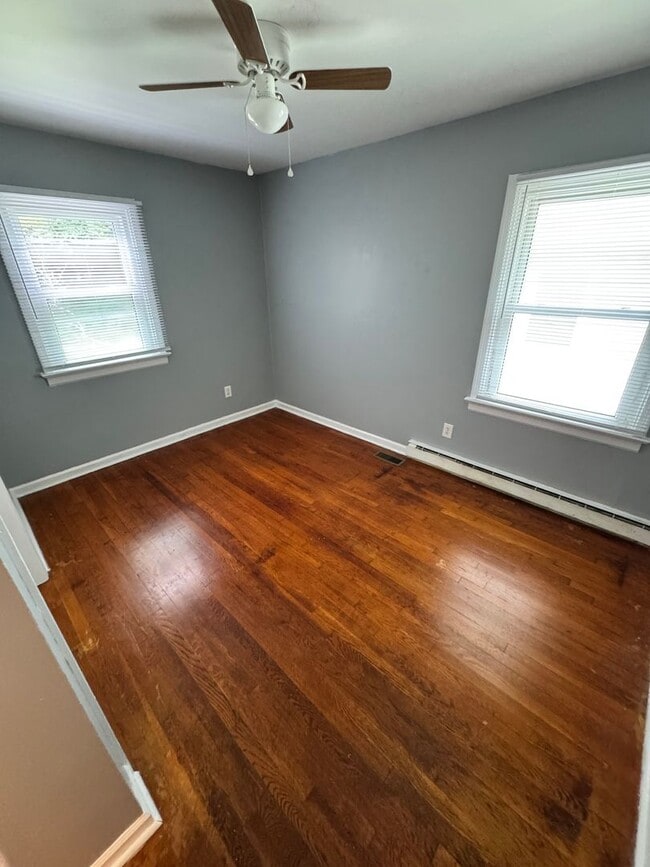 Building Photo - 3 bedroom house on quiet dead end! All ele...