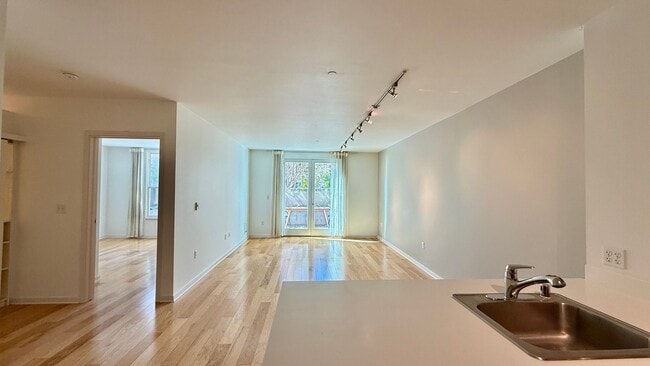 Building Photo - 1BR + Den / 1BA with Private Patio + Parking!