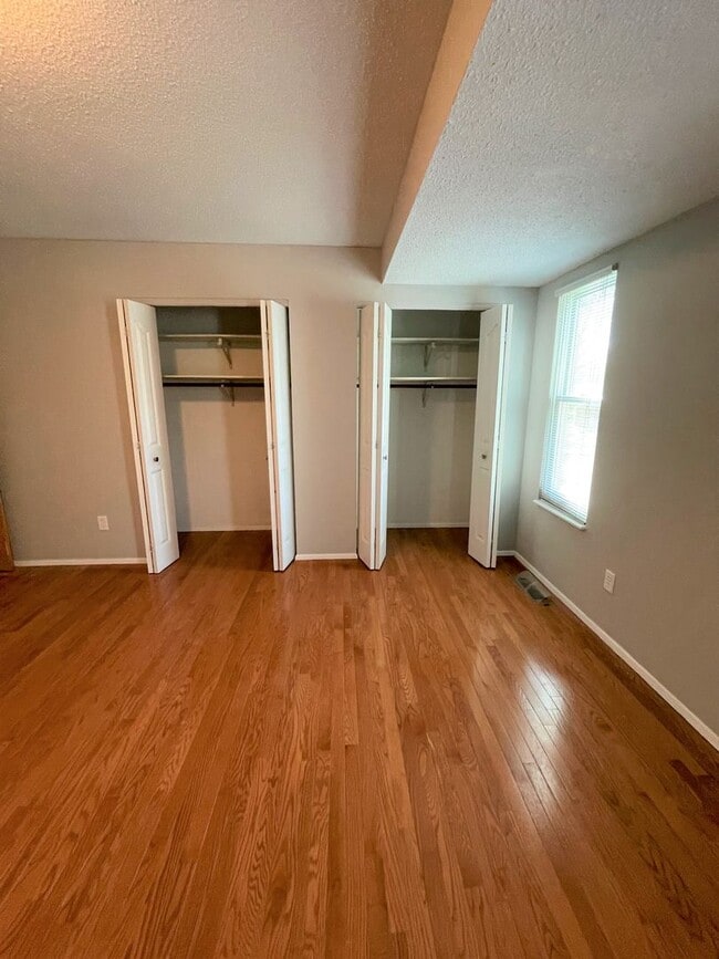Building Photo - Charming 3 Bed/2 Bath Brick Ranch Home in ...