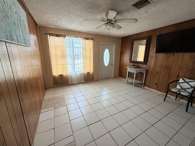 Building Photo - 2033 Longwood Rd