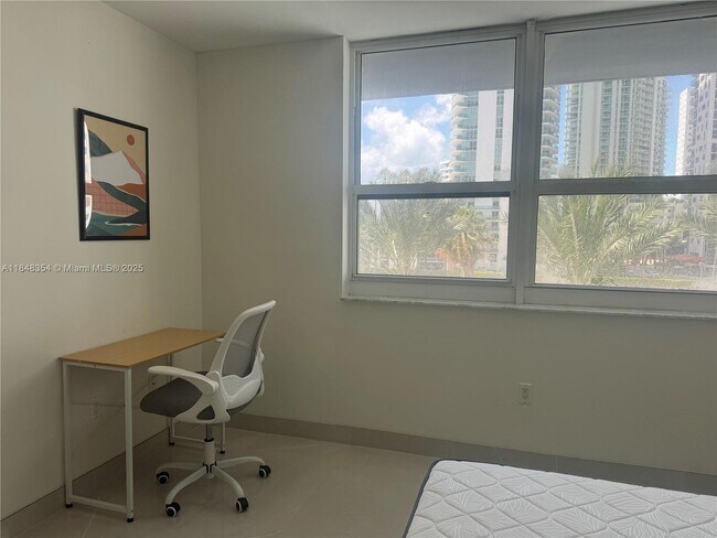 Building Photo - 1155 Brickell Bay Dr