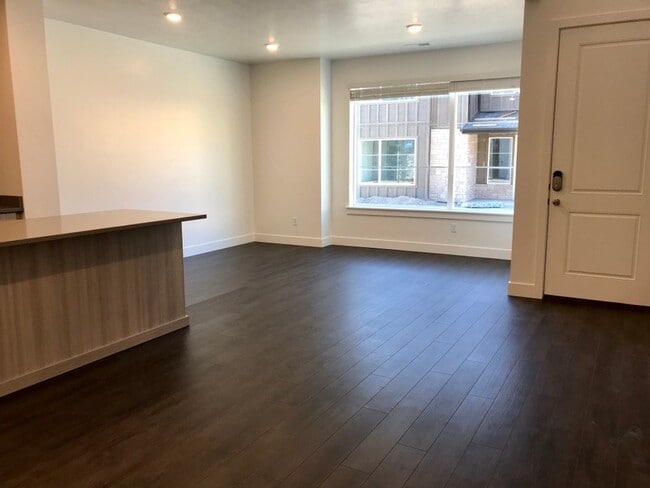 Building Photo - 417 W 40 S