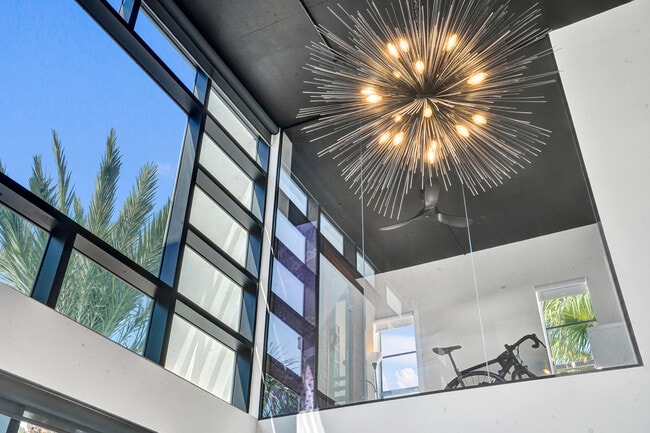 Building Photo - 365 SE 6th Ave