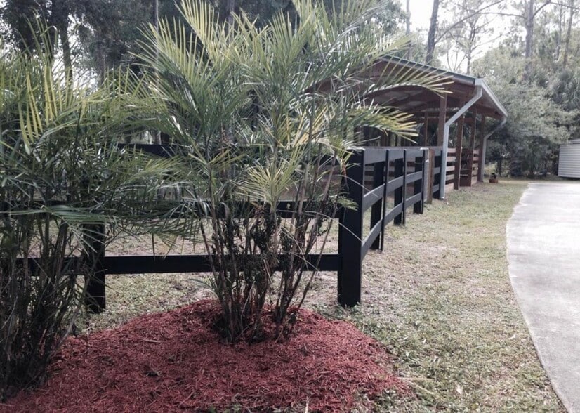 Two stall barn with covered grooming area - 17187 Wildwood Rd