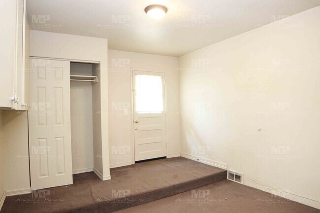 Building Photo - 609 W Prospect Rd