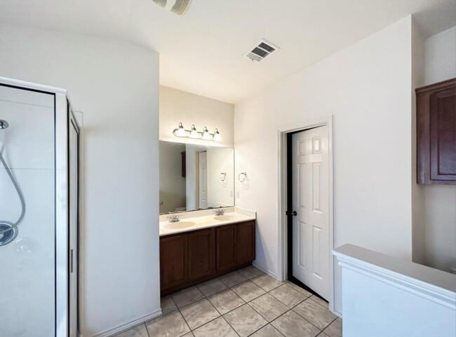 Building Photo - 1802 Honey Creek Ln