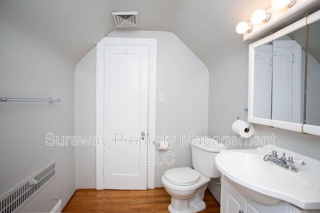Building Photo - 319 N Newton Lake Dr