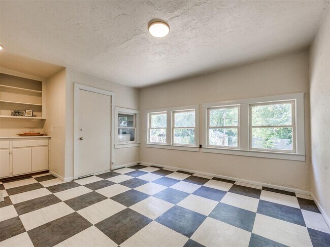 Building Photo - 316 N University Blvd