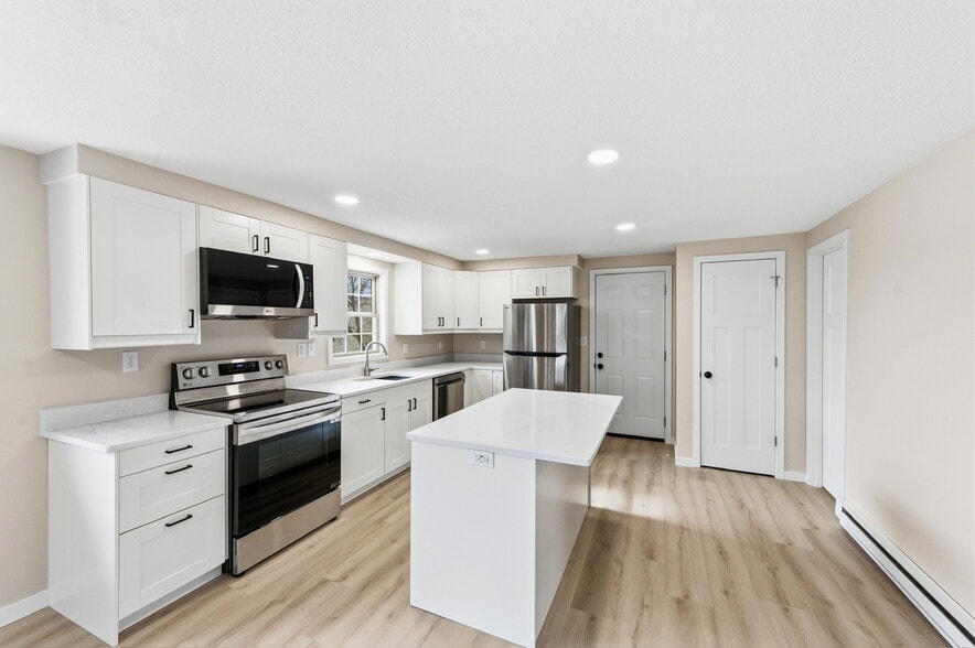 Building Photo - 12605 Main St