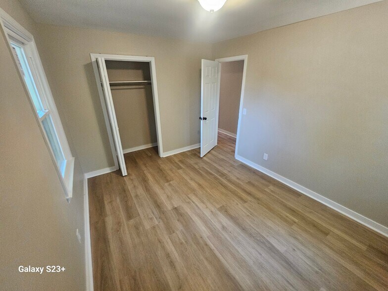 Building Photo - 13 Acme St