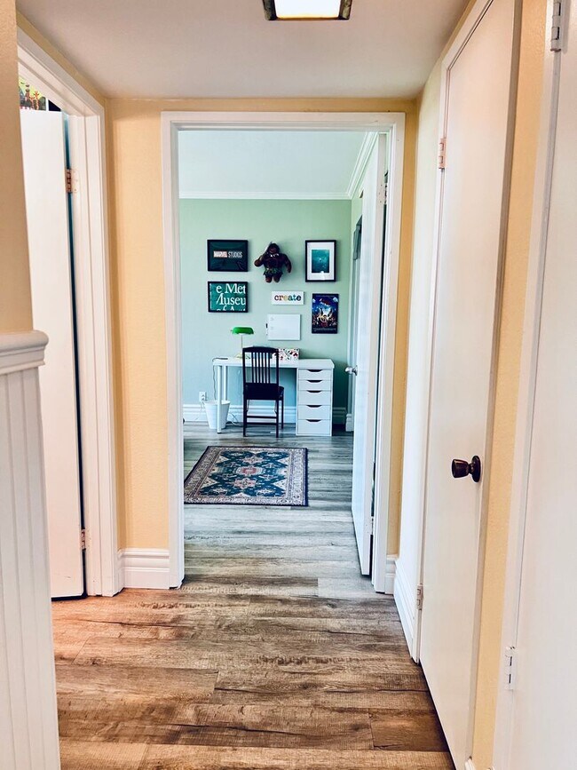 Building Photo - LAKE ACCESS!! Beautiful 4 bedroom 2 bath House, adorable front/back yard