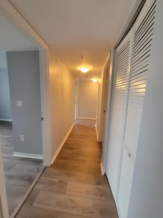 Building Photo - 1400 Crestwood Ct S