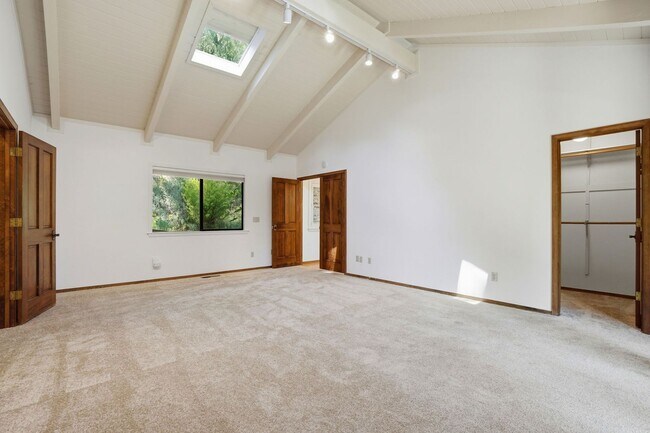 Building Photo - Spectacular 2 story home w/pool in Round Hill Country Club