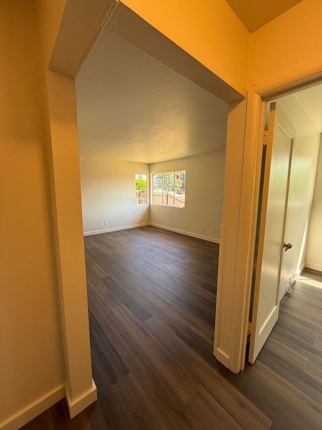 Building Photo - Newly Updated Cottage in Coquille