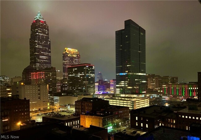 Building Photo - 701 W Lakeside Ave