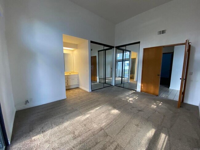 Building Photo - 520 Via De La Valle